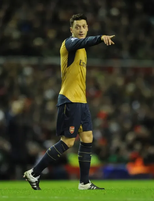 Framed Print : Mesut Ozil: In Action Against Liverpool, Premier League 2015-16 Framed Print : Mesut Ozil: In Action Against Liverpool, Premier League 2015-16