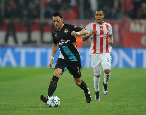 Mesut Ozil in Action: Olympiacos vs. Arsenal, UEFA Champions League (December 2015)