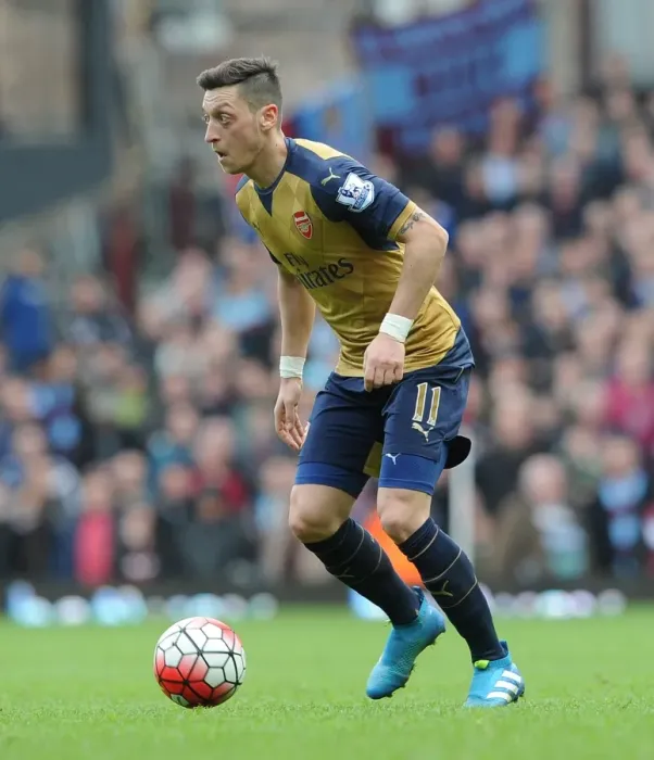 Framed Print : Mesut Ozil in Action: Premier League Showdown between West Ham United and Arsenal (2015-16) Framed Print : Mesut Ozil in Action: Premier League Showdown between West Ham United and Arsenal (2015-16)