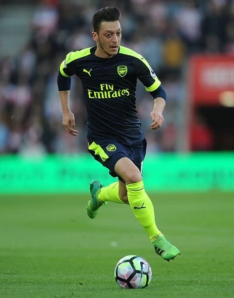 Mesut Ozil in Action: Southampton vs Arsenal, Premier League 2016-17