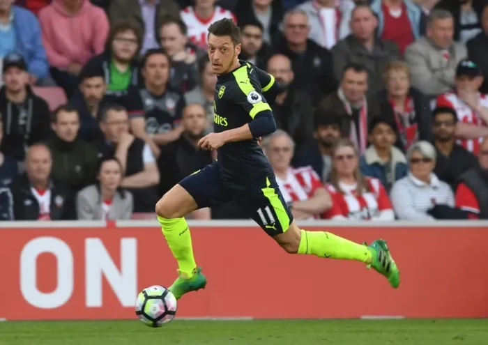 Framed Print : Mesut Ozil in Action: Southampton vs Arsenal, Premier League 2016-17 Framed Print : Mesut Ozil in Action: Southampton vs Arsenal, Premier League 2016-17