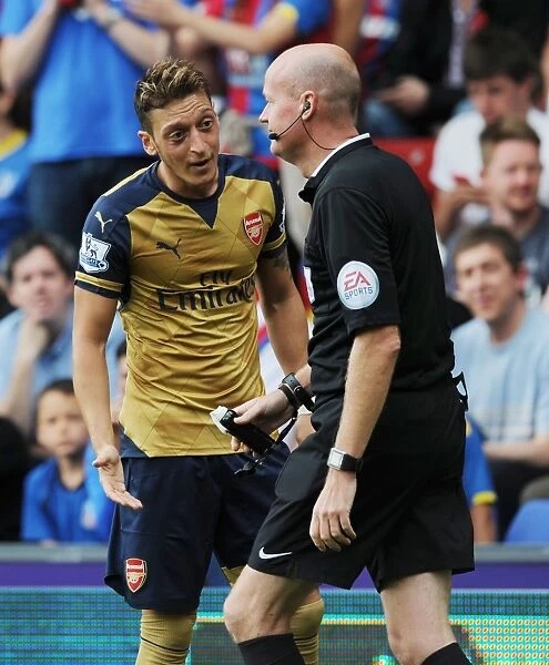 Mesut Ozil Argues with Referee during Crystal Palace vs. Arsenal Clash