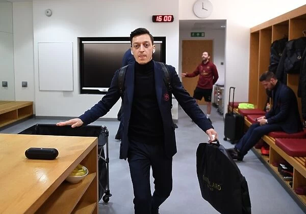 Mesut Ozil in Arsenal Changing Room Before Arsenal vs Chelsea Premier League Match, 2019