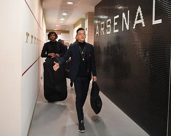 Mesut Ozil in Arsenal Changing Room - Arsenal vs Valencia, UEFA Europa League Semi-Final (2018-19)