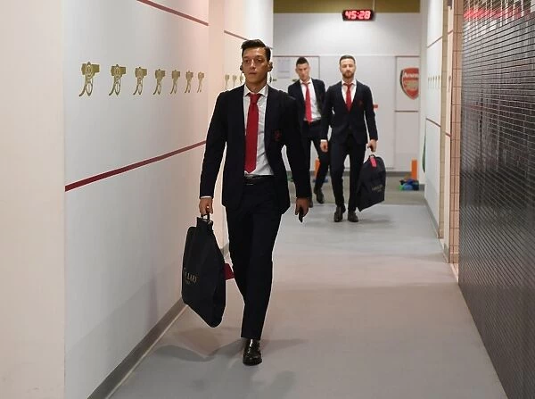 Mesut Ozil in Arsenal Changing Room Before Arsenal vs AFC Bournemouth, 2017-18 Season