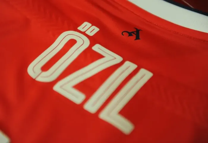 Framed Print : Mesut Ozil in Arsenal Changing Room - Arsenal vs Paris Saint-Germain, UEFA Champions League (2016-17) Framed Print : Mesut Ozil in Arsenal Changing Room - Arsenal vs Paris Saint-Germain, UEFA Champions League (2016-17)