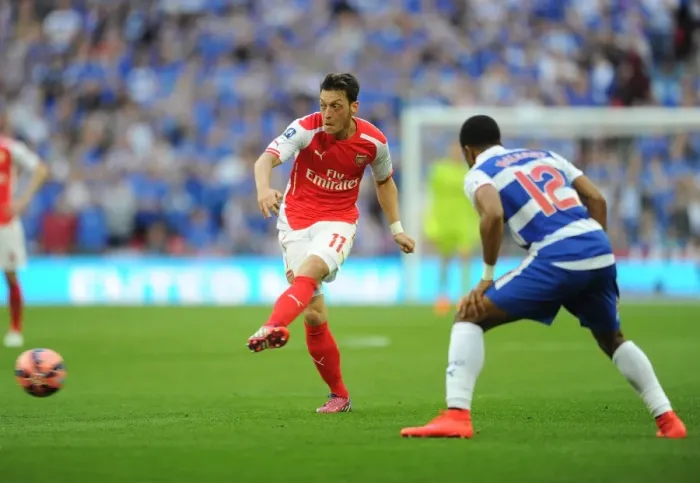 Framed Print : Mesut Ozil (Arsenal) Gareth McCleary (Reading). Arsenal 2: 1 Reading, after extra time