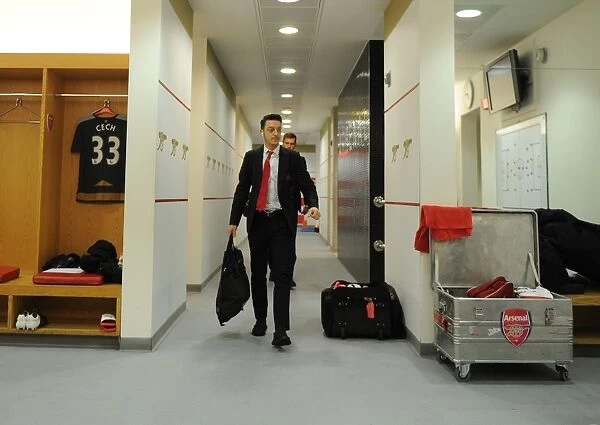 Mesut Ozil in Arsenal Home Changing Room Before Arsenal vs Chelsea (2015-16)