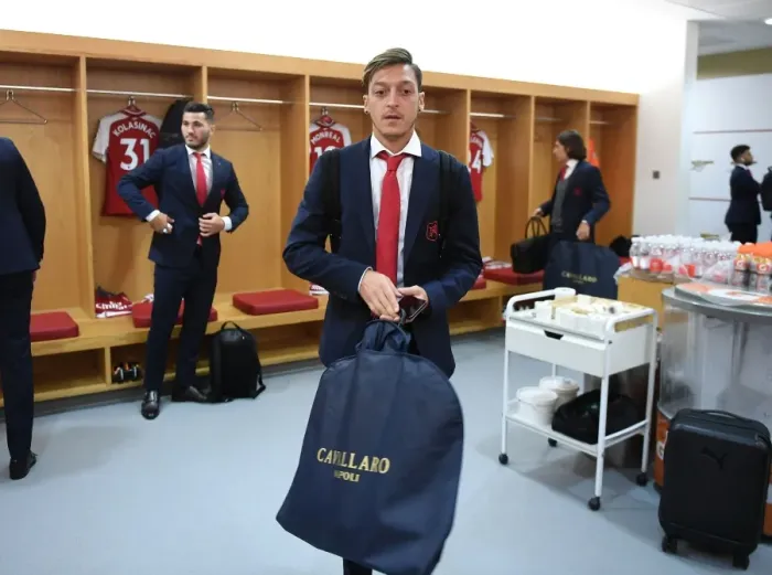 Framed Print : Mesut Ozil: Arsenal Home Changing Room before Arsenal vs Leicester City (2017-18)