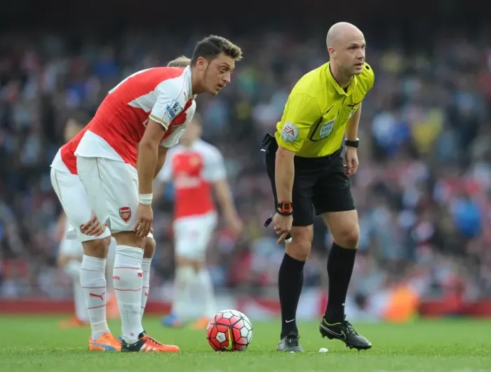 Framed Print : Mesut Ozil (Arsenal) and Referee Anthony Taylor Framed Print : Mesut Ozil (Arsenal) and Referee Anthony Taylor