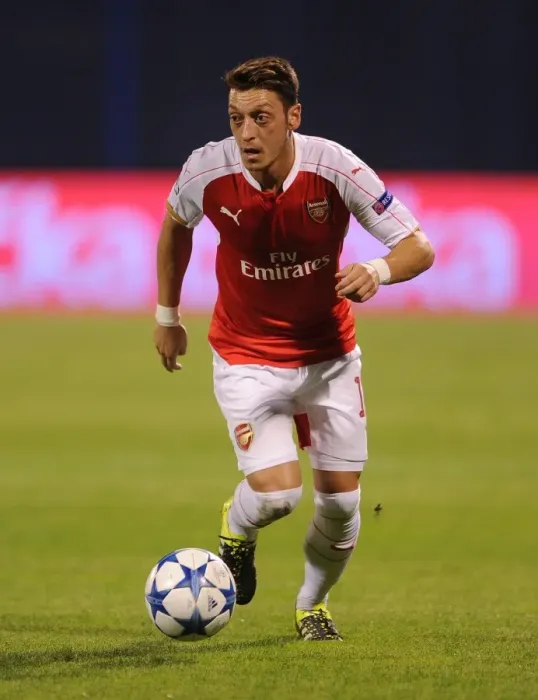Framed Print : Mesut Ozil: Arsenal Star in Action against Dinamo Zagreb, UEFA Champions League (September 2015)