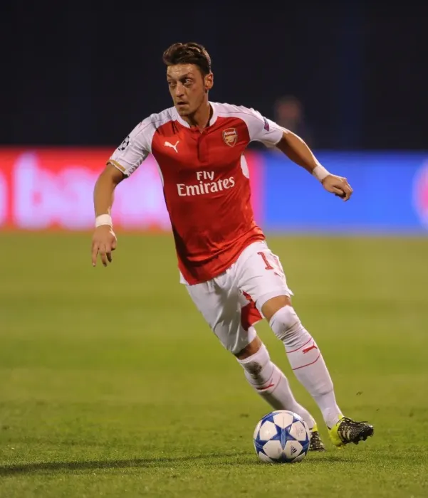 Framed Print : Mesut Ozil: Arsenal Star in Action against Dinamo Zagreb (September 2015) Framed Print : Mesut Ozil: Arsenal Star in Action against Dinamo Zagreb (September 2015)