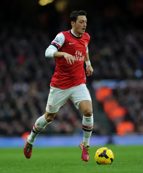 Framed Print : Mesut Ozil: Arsenal Star in Action against Fulham, Premier League 2013-14 Framed Print : Mesut Ozil: Arsenal Star in Action against Fulham, Premier League 2013-14