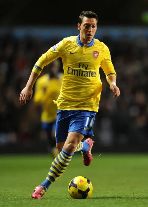 Framed Print : Mesut Ozil: Arsenal vs. Aston Villa, Premier League 2013-14 - In Action Framed Print : Mesut Ozil: Arsenal vs. Aston Villa, Premier League 2013-14 - In Action
