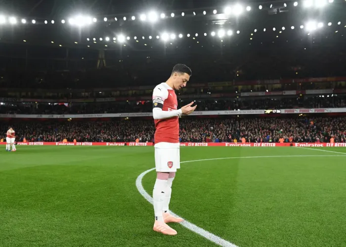 Framed Print : Mesut Ozil: Arsenal's Creative Weapon in the Battle Against Liverpool, Premier League 2018-19 Framed Print : Mesut Ozil: Arsenal's Creative Weapon in the Battle Against Liverpool, Premier League 2018-19