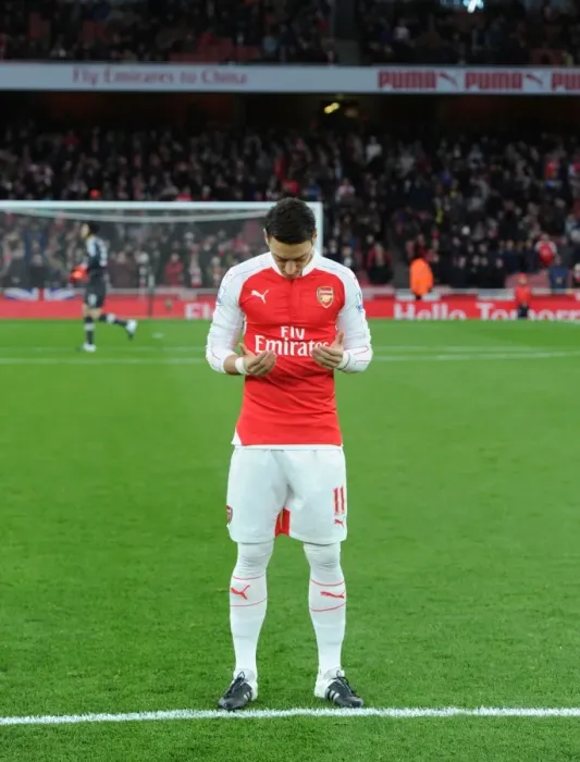 Framed Print : Mesut Ozil: Arsenal's Star Ahead of Arsenal vs. Sunderland (2015-16) Framed Print : Mesut Ozil: Arsenal's Star Ahead of Arsenal vs. Sunderland (2015-16)