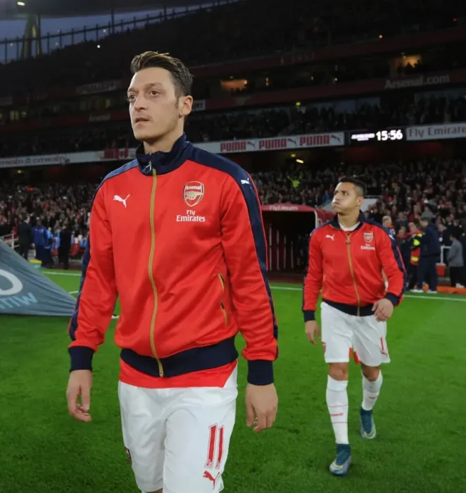 Framed Print : Mesut Ozil: The Battle of North London - Arsenal vs. Tottenham Hotspur (2015-16)
