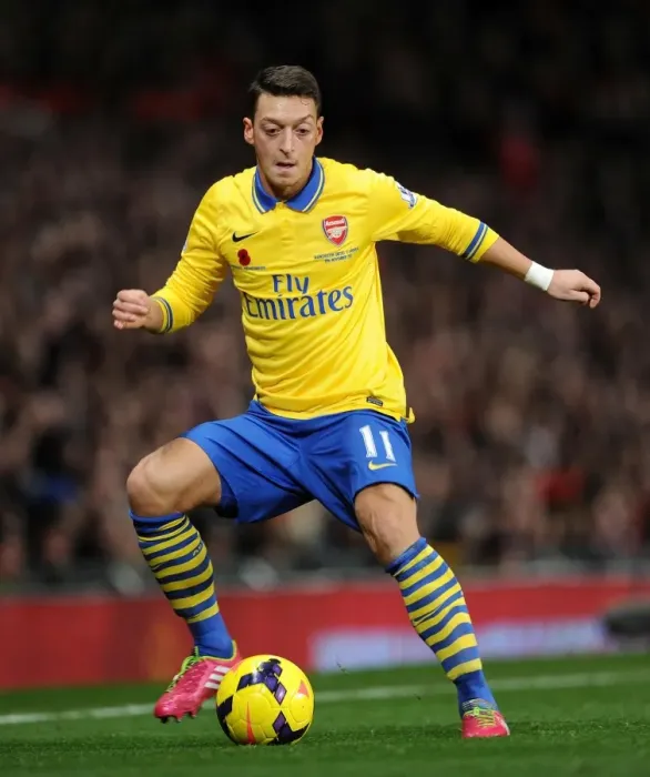 Framed Print : Mesut Ozil: The Battle at Old Trafford (2013-14) - Premier League Showdown Framed Print : Mesut Ozil: The Battle at Old Trafford (2013-14) - Premier League Showdown