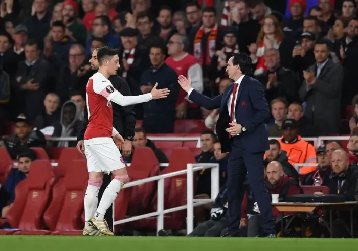 Framed Print : Mesut Ozil Bids Farewell to Unai Emery: Emotional Moment as Arsenal Star is Substituted in UEFA Europa League Semi-Final vs Valencia Framed Print : Mesut Ozil Bids Farewell to Unai Emery: Emotional Moment as Arsenal Star is Substituted in UEFA Europa League Semi-Final vs Valencia