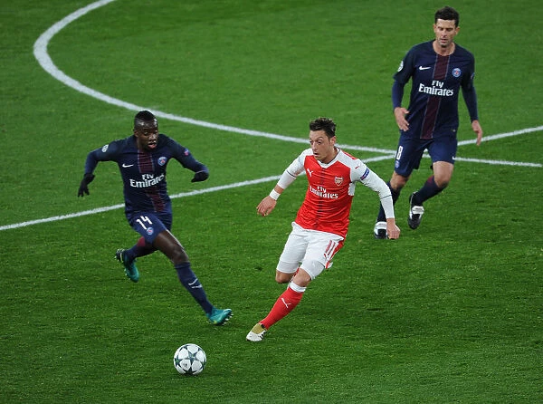 Mesut Ozil Breaks Past Matuidi: Arsenal vs Paris Saint-Germain, UEFA Champions League, 2016