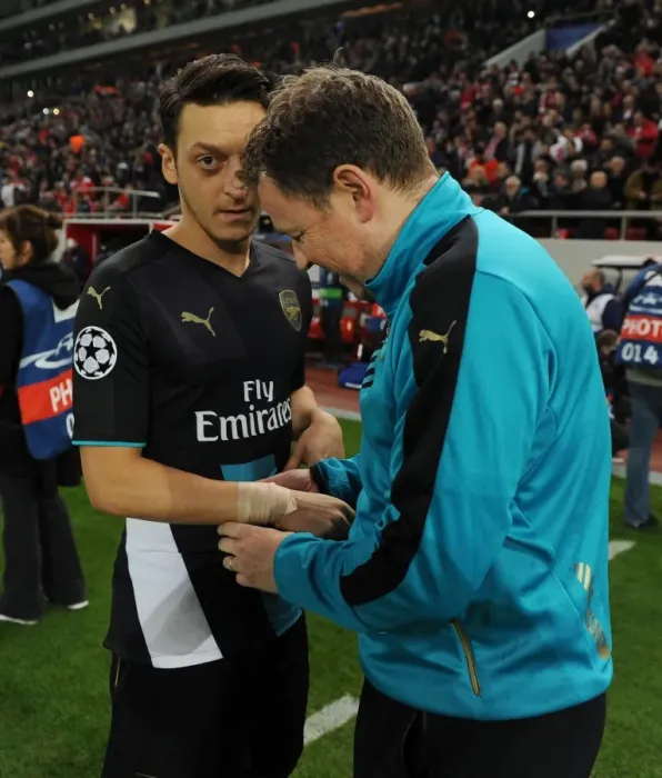 Framed Print : Mesut Ozil and Colin Lewin: Arsenal's Pre-Match Routine at Olympiacos (2015-16) Framed Print : Mesut Ozil and Colin Lewin: Arsenal's Pre-Match Routine at Olympiacos (2015-16)