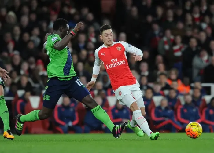 Framed Print : Mesut Ozil Dodges Victor Wanyama: Thrilling Moment from Arsenal vs Southampton (2015-16) Framed Print : Mesut Ozil Dodges Victor Wanyama: Thrilling Moment from Arsenal vs Southampton (2015-16)