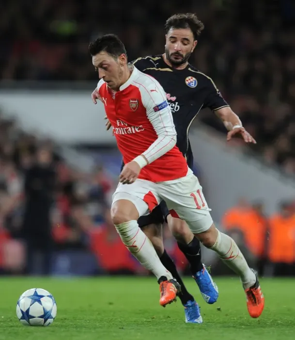 Framed Print : Mesut Ozil Escapes Past Goncalo Santos: Arsenal's Thrilling Chase in the UEFA Champions League vs. Dinamo Zagreb, 2015