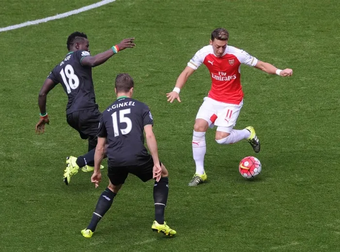 Framed Print : Mesut Ozil Faces Off Against Diouf and van Ginkel in Intense Arsenal vs Stoke City Clash, 2015-16 Premier League