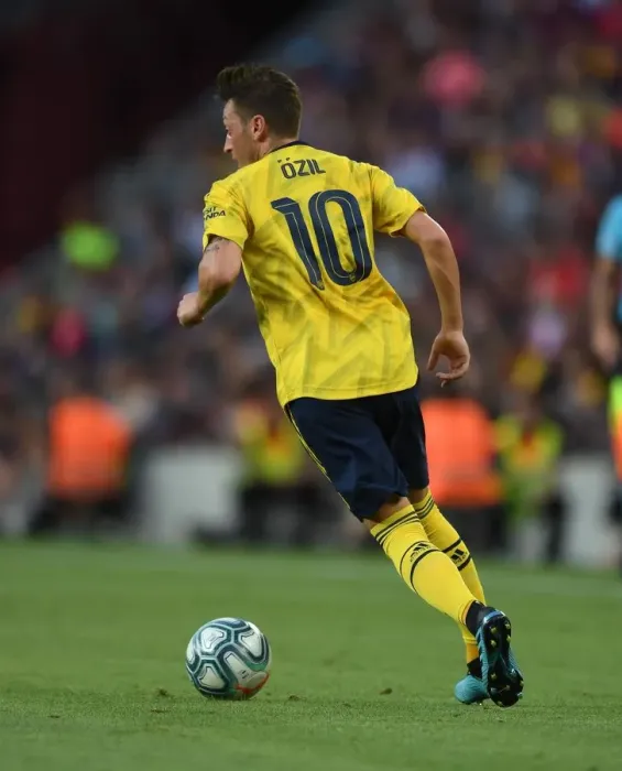 Framed Print : Mesut Ozil at FC Barcelona: Arsenal's Star Player in Pre-Season Clash (2019) Framed Print : Mesut Ozil at FC Barcelona: Arsenal's Star Player in Pre-Season Clash (2019)