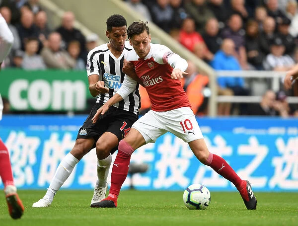 Mesut Ozil Fends Off Isaac Hayden: Newcastle United vs Arsenal FC, Premier League 2018-19
