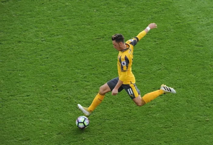 Framed Print : Mesut Ozil: On the Field against Burnley, Premier League 2016-17 Framed Print : Mesut Ozil: On the Field against Burnley, Premier League 2016-17