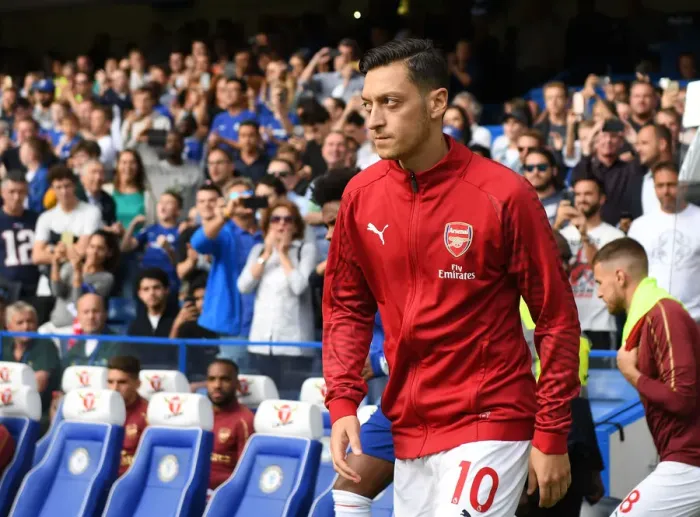 Framed Print : Mesut Ozil: Gearing Up for Chelsea vs Arsenal Clash (2018-19) Framed Print : Mesut Ozil: Gearing Up for Chelsea vs Arsenal Clash (2018-19)
