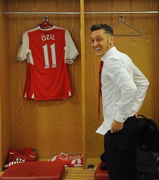 Mesut Ozil Gears Up: Arsenal vs Southampton, 2016-17 Premier League