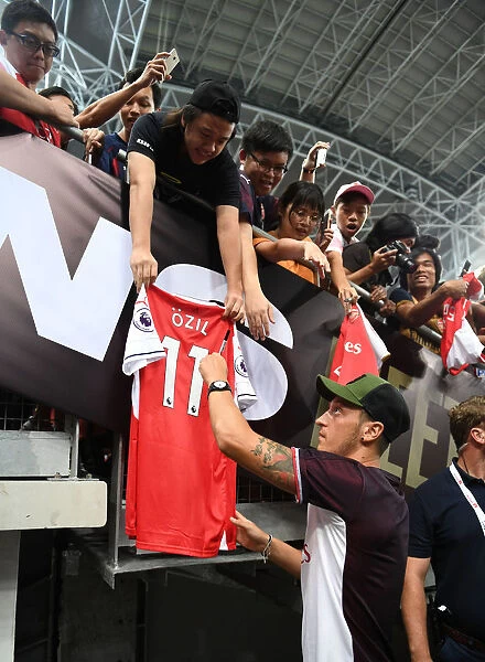 Mesut Ozil Greets Adoring Arsenal Fans after Arsenal vs Atletico Madrid Match, Singapore 2018