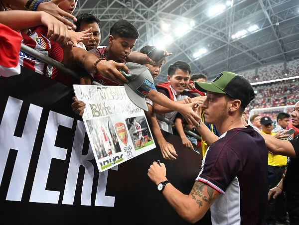 Mesut Ozil Greets Arsenal Fans after Arsenal v Atletico Madrid Match in Singapore (2018-19)