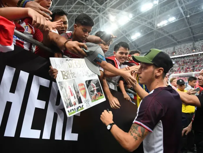Framed Print : Mesut Ozil Greets Arsenal Fans after Arsenal v Atletico Madrid Match in Singapore (2018-19) Framed Print : Mesut Ozil Greets Arsenal Fans after Arsenal v Atletico Madrid Match in Singapore (2018-19)