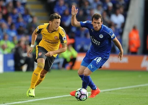 Mesut Ozil Outmaneuvers Christian Fuchs: Leicester City vs. Arsenal, Premier League 2016-17
