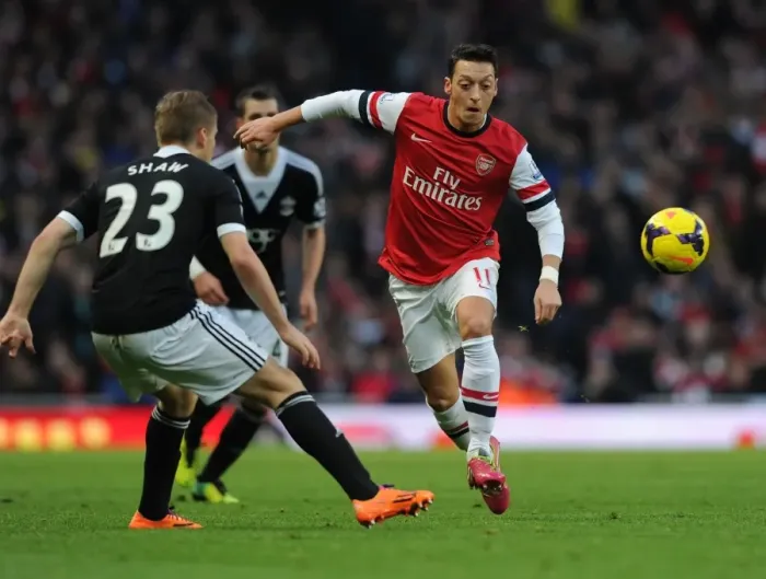 Framed Print : Mesut Ozil Outmaneuvers Luke Shaw: Arsenal vs Southampton, Premier League 2013-14