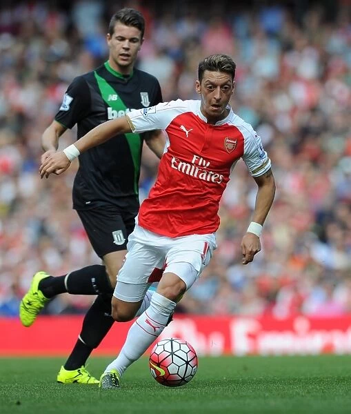 Mesut Ozil Outmaneuvers Marco Van Ginkel: Arsenal vs Stoke City, Premier League 2015-16