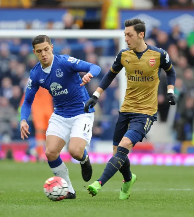 Framed Print : Mesut Ozil Outmaneuvers Muhamed Besic: Everton vs Arsenal, Premier League 2015-16