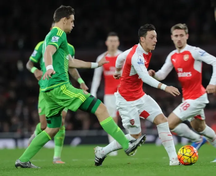 Framed Print : Mesut Ozil Outmaneuvers Sebastian Coates: Arsenal vs Sunderland, Premier League 2015-16
