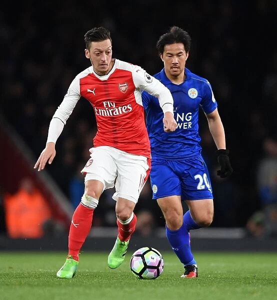 Mesut Ozil Outmaneuvers Shinji Okazaki: Arsenal vs Leicester City, Premier League 2016-17
