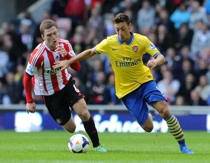 Framed Print : Mesut Ozil Outpaces Craig Gardner: Sunderland vs Arsenal, Premier League 2013-14 Framed Print : Mesut Ozil Outpaces Craig Gardner: Sunderland vs Arsenal, Premier League 2013-14
