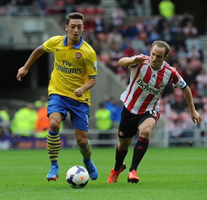 Framed Print : Mesut Ozil Outpaces David Vaughan: Sunderland vs. Arsenal, Premier League 2013-14