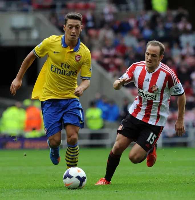 Framed Print : Mesut Ozil Outpaces David Vaughan: Sunderland vs Arsenal, Premier League 2013-14 Framed Print : Mesut Ozil Outpaces David Vaughan: Sunderland vs Arsenal, Premier League 2013-14