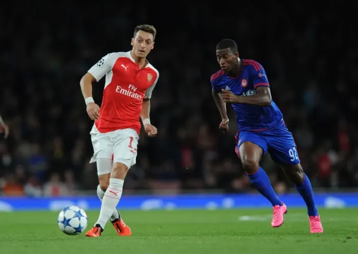 Framed Print : Mesut Ozil Outsmarts Felipe Pardo: Arsenal vs Olympiacos, 2015 / 16 UEFA Champions League