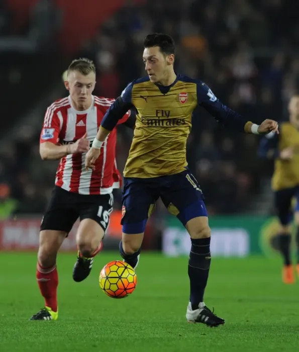 Framed Print : Mesut Ozil Outsmarts James Ward-Prowse: Arsenal's Masterclass vs Southampton (2015-16)