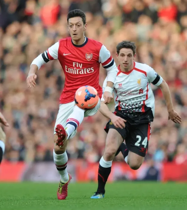 Framed Print : Mesut Ozil Outsmarts Joe Allen: Arsenal vs Liverpool, FA Cup 2013-14 Framed Print : Mesut Ozil Outsmarts Joe Allen: Arsenal vs Liverpool, FA Cup 2013-14