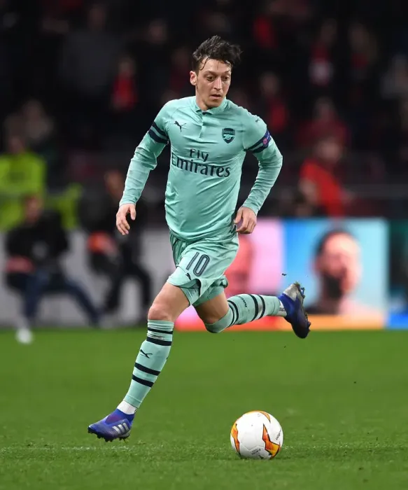 Framed Print : Mesut Ozil Plays for Arsenal Against Stade Rennais in UEFA Europa League (2018-19) Framed Print : Mesut Ozil Plays for Arsenal Against Stade Rennais in UEFA Europa League (2018-19)