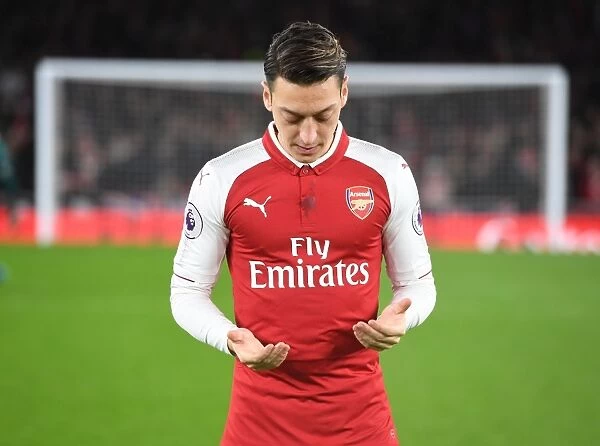 Mesut Ozil in Prayer: Arsenal vs. Liverpool, Premier League 2017-18